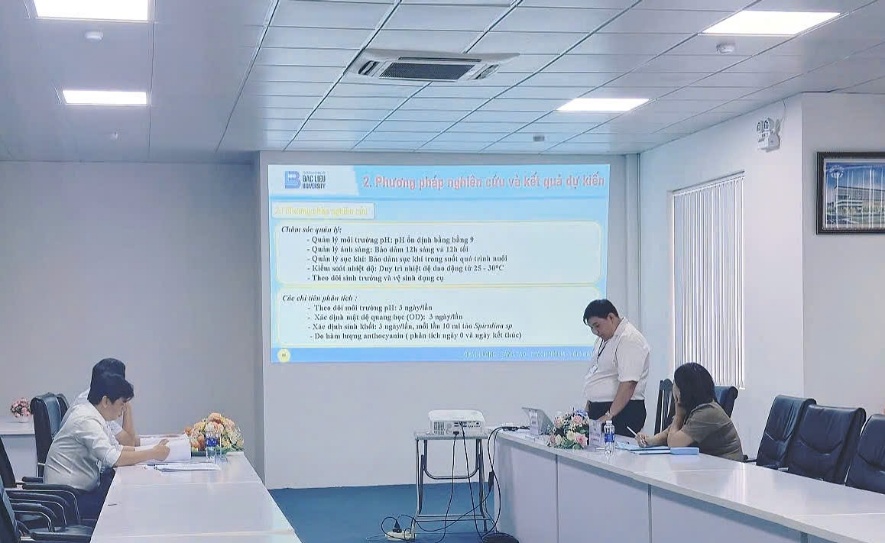 A group of people in a roomDescription automatically generated