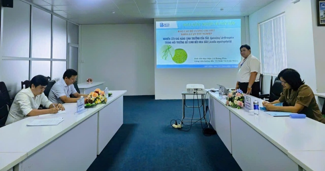 A group of people in a roomDescription automatically generated