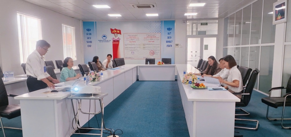 A group of people sitting in a roomDescription automatically generated