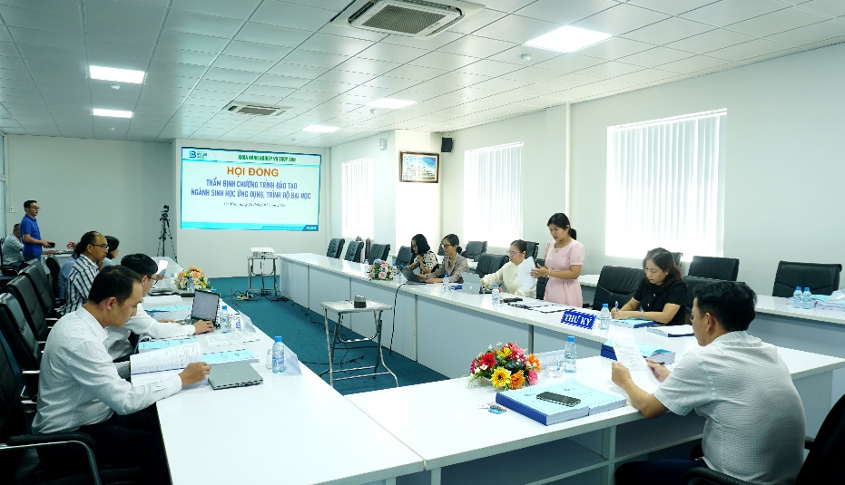 Ảnh c&oacute; chứa trong nh&agrave;, T&ograve;a nh&agrave; văn ph&ograve;ng, tường, b&agrave;n l&agrave;m việcNội dung do AI tạo ra c&oacute; thể kh&ocirc;ng ch&iacute;nh x&aacute;c.