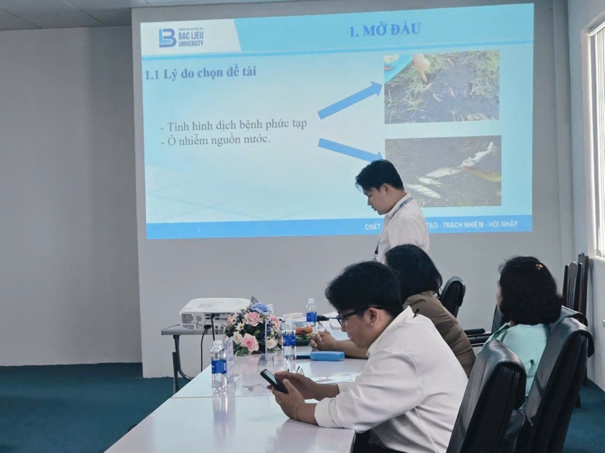 A group of people sitting at a tableDescription automatically generated