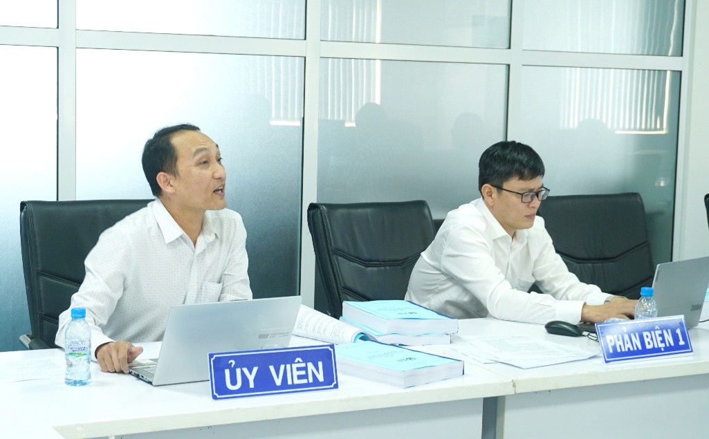 Ảnh c&oacute; chứa trong nh&agrave;, C&ocirc;ng việc, trang phục, ngườiNội dung do AI tạo ra c&oacute; thể kh&ocirc;ng ch&iacute;nh x&aacute;c.