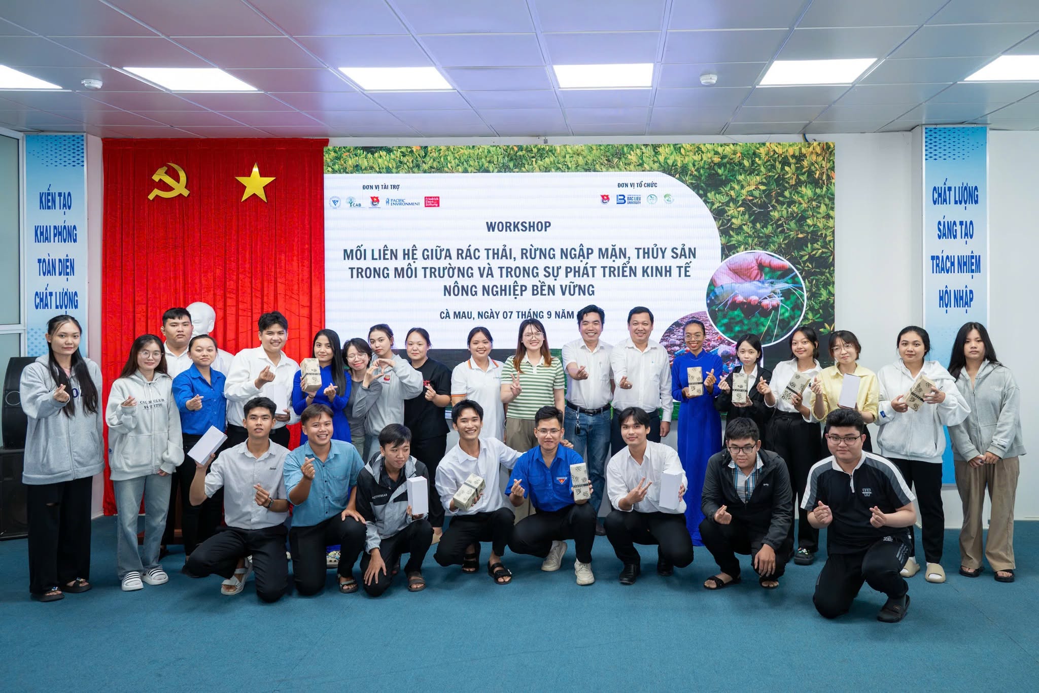 May be an image of 11 people, hospital and text that says "st 毎1品8 Ap6aBm KIẾNTAO KHAIPHONG TOAKDIÊN CHÁTLƯONG ธวรญาร์สตา BEH WORKSHOP MỐI LIÊN HỆ GIỮA RÁC THẢI, RỪNG NGẬP MẶN, THỦY SẢN TRONG MÔI TRƯỜNG VÀ TRONG SỰ PHÁT TRIỀN KINH TẾ NÔNG NGHIỆP BỀN VỪNG CÀ MAU. NGÀY 07 THÁNG NÃM 品 CHÁTƯỢNG SÁNG-TẠO TRÁCHNHIỆN HỘINHẬP ΛΗ"